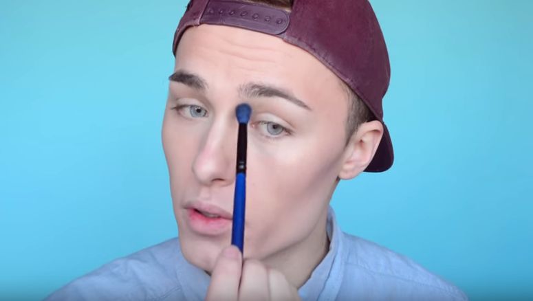 Chłopak wykonujący makijaż