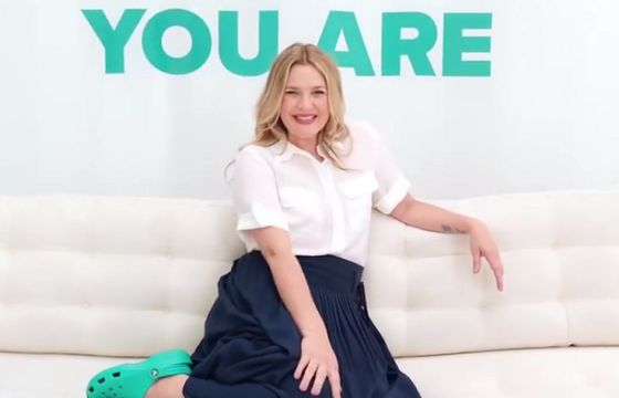 Drew Barrymore w globalnej kampanii butów Crocs (wideo)