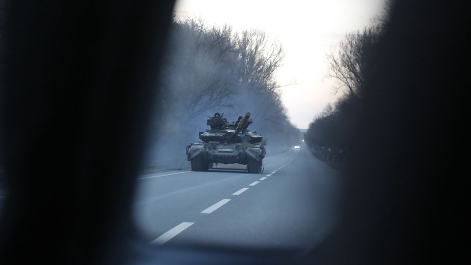 epa09783621 A Ukrainian tank moves near town of Kharkiv east of Ukraine 24 February 2022 (issued 25 February2022). Russian troops entered Ukraine on 24 February prompting the country's president to declare martial law.  EPA/ZURAB KURTSIKIDZE Dostawca: PAP/EPA.