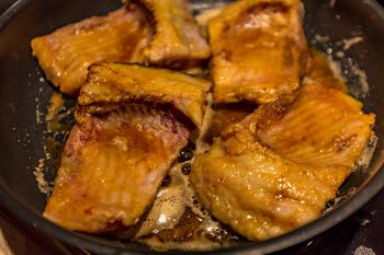 Wrzuć dwa plasterki na patelnię. Nikt nie poczuje, że smażyłeś rybę