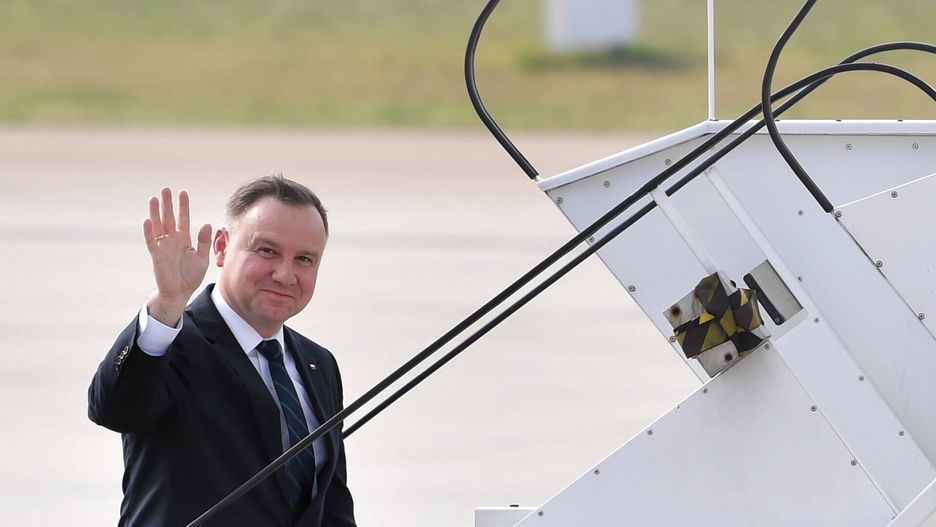 Rzeszów, 27.04.2022. Prezydent RP Andrzej Duda przed wylotem z lotniska w Rzeszowie, 27 bm. Prezydent udaje się z wizytą do Czech. (mr) PAP/Radek Pietruszka