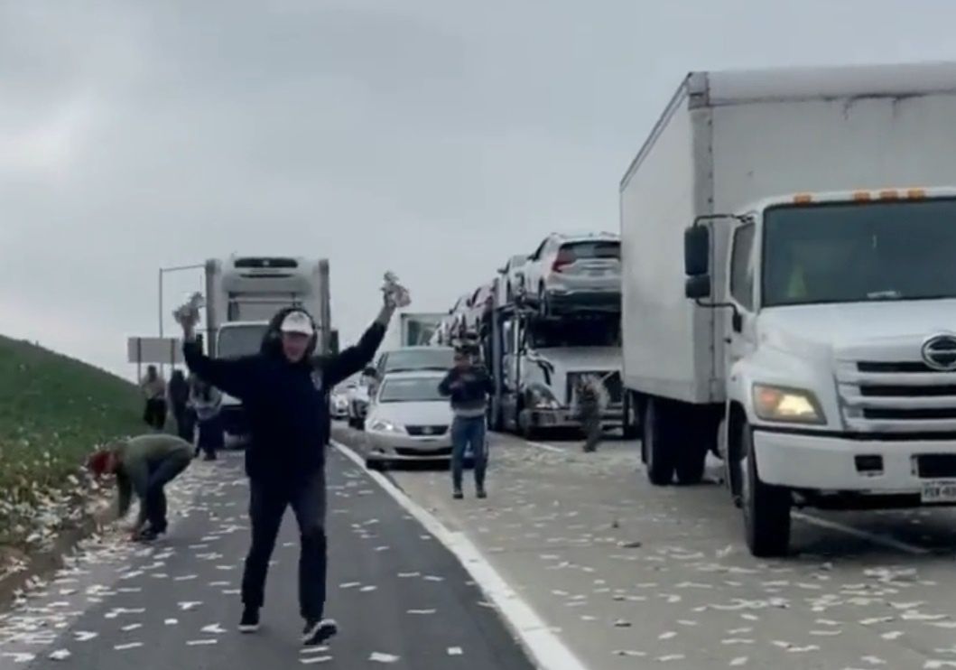 Deszcz banknotów na autostradzie. Otworzyły się drzwi auta przewożącego pieniądze [WIDEO]