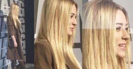 Marcelina Zawadzka w brązowym płaszczu na ściance
