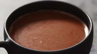 Zamiast kawy seniorzy powinni wybrać inny napój. Wspiera ochronę przed udarem i zawałem