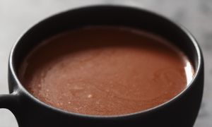 Zamiast kawy seniorzy powinni wybrać inny napój. Wspiera ochronę przed udarem i zawałem