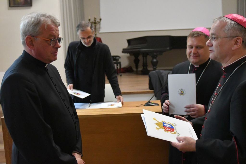 W Kościele dochodzi do rotacji nie tylko między wikariuszami, ale także wśród proboszczów. Zdarza się tak bowiem, że biskup stawia przed kapłanami nowe zadanie, które chce, by realizowali oni w innym miejscu.ks. Karol Batycki - Czarnów – Pszczewks. Krzysztof Czekaj - Lubiszyn – Białkówks. Jacek Golombek - Kwielice – Sulechów, św. Stanisława Kostkiks. Stanisław Klich - Pszczew – Zielona Góra, Najświętszej Trójcyks. Andrzej Maciejewski - Osiecznica – Lubsko, NSPJks. Mariusz Piekoszewski - Ogardy – Czarnówks. Józef Tomiak - Sulechów, św. Stanisława Kostki – Zielona Góra, św. Jadwigi Śląskiejks. Tomasz Trębacz - Lubsko, NSPJ – Gorzów Wlkp., Podwyższenia Krzyża Świętego