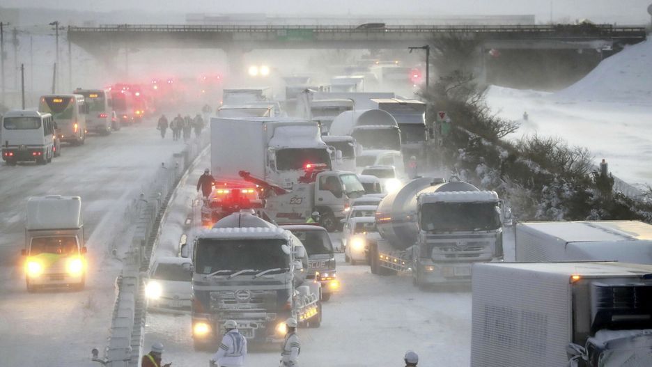 Japonia. Gigantyczny karambol pod Osaką. 130 aut na zaśnieżonej autostradzie. Zabity i 10 rannych