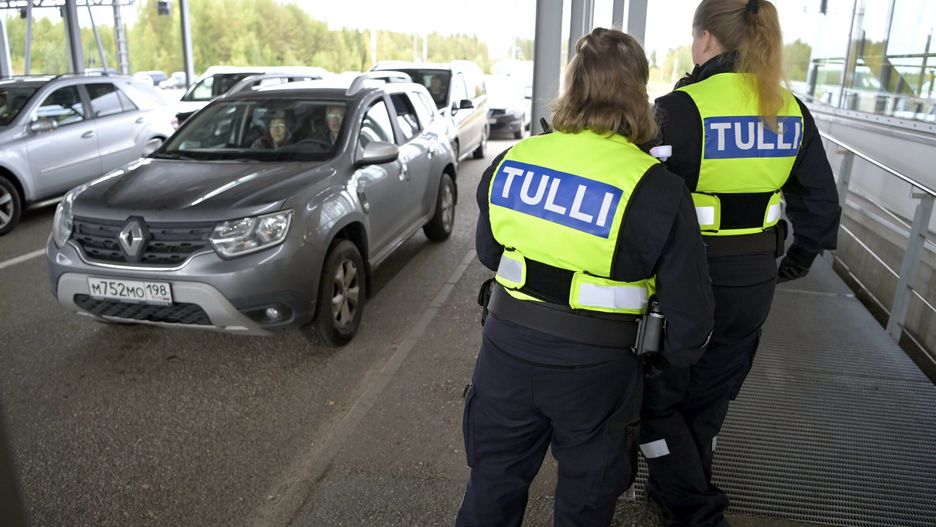 Rosjanie uciekaj? przed mobilizacj?
Finnish customs officers prepare to check a Russian vehicle at the Vaalimaa border check point in Virolahti, Finland, on September 25, 2022. According to the Border Guard as many as 20 000 passengers may come from Russia to Finland over the weekend. Three border stations in Southeastern Finland, Vaalimaa, Nuijamaa and Imatra, have seen more arrivals than usual as young men in particular flee military conscription. LEHTIKUVA / JUSSI NUKARI - FINLAND OUT. NO THIRD PARTY SALES.
Jussi Nukari
