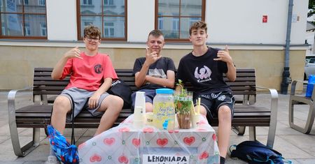 Sprzedają lemoniadę, by zarobić na wakacje