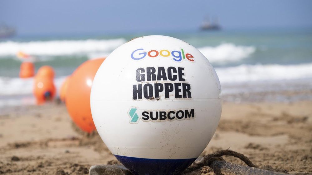 Boja Grace Hopper lądująca na plaży w Bude w Kornwalii