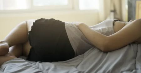 Czekają, aż kobieta zaśnie. Później zakradają się do łóżka