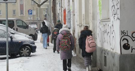 Młody mężczyzna zaczepia dzieci w Krakowie. "Dobijał się do szyby"