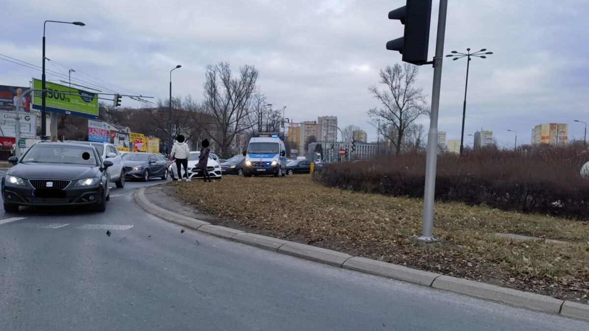 Zderzenie mercedesa z oplem na rondzie Dmowskiego w Lublinie