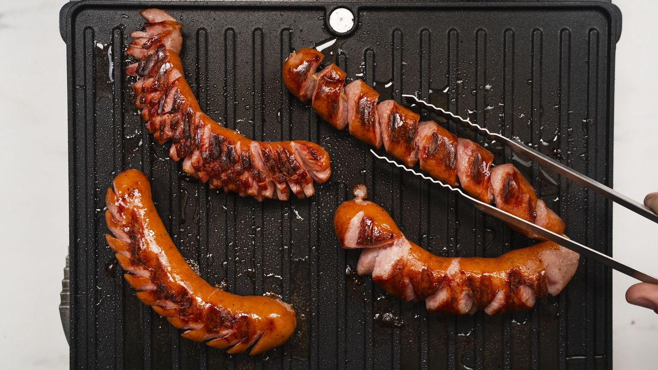 Najlepszy sposób na grillowaną kiełbasę. Zachowa soczystość, a skórka będzie chrupać aż miło