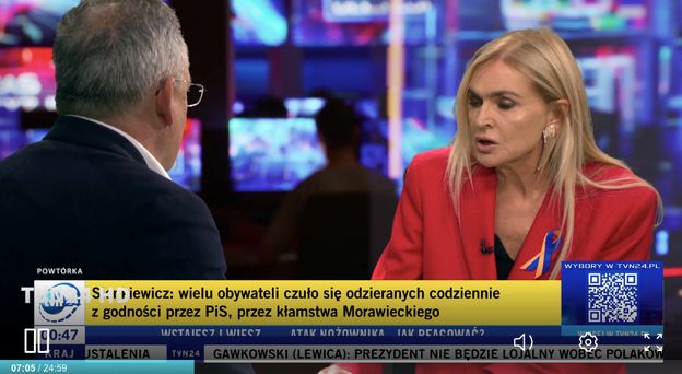 Cała na czerwono Monika Olejnik skradła show w "Kropce nad i" krzykliwą stylizacją. Trudno było skupić się na gościu programu (FOTO)
