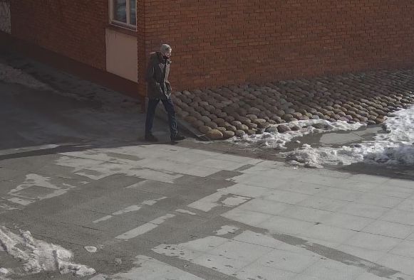 Policja poszukuje mężczyzny ze zdjęcia do sprawy kradzieży torebki