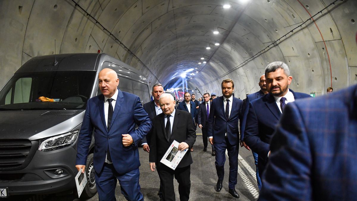 Jarosław Kaczyński zapowiadał pomoc w rozwiązaniu problemu przy okazji otwarcia tunelu pod Świną. Postulaty zgłoszone przez prezydenta Świnoujścia i mieszkańców zostały zrealizowane - przekonuje Centrum Informacyjne Rządu
