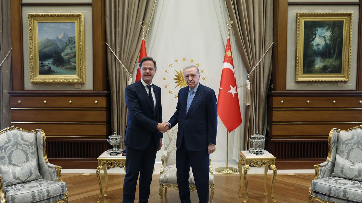 A handout photo made available by the Turkish Presidential Press Office shows Turkish President Recep Tayyip Erdogan (R) and NATO Secretary General Mark Rutte (L) shaking hands during their meeting in Ankara, Turkey, 13 May 2025. Rutte's visit to Ankara comes ahead of an informal meeting of NATO foreign ministers taking place in Antalya on 14 and 15 May. EPA/TURKISH PRESIDENTIAL PRESS OFFICE HANDOUT HANDOUT EDITORIAL USE ONLY/NO SALES Dostawca: PAP/EPA.