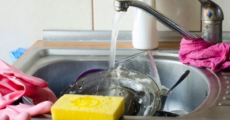 Zamiast kupować żrącą chemię za fortunę, kup w markecie tę rzecz za kilka zł. Odpływ się nie zapcha