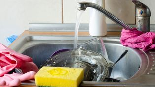 Zamiast kupować żrącą chemię za fortunę, kup w markecie tę rzecz za kilka zł. Odpływ się nie zapcha