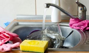 Zamiast kupować żrącą chemię za fortunę, kup w markecie tę rzecz za kilka zł. Odpływ się nie zapcha