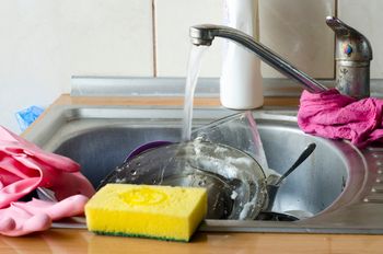 Zamiast kupować żrącą chemię za fortunę, kup w markecie tę rzecz za kilka zł. Odpływ się nie zapcha