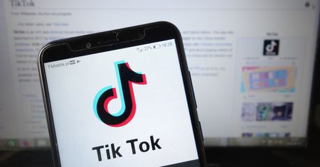 Fake newsy to współczesna hydra. TikTok chce uciąć jej łeb