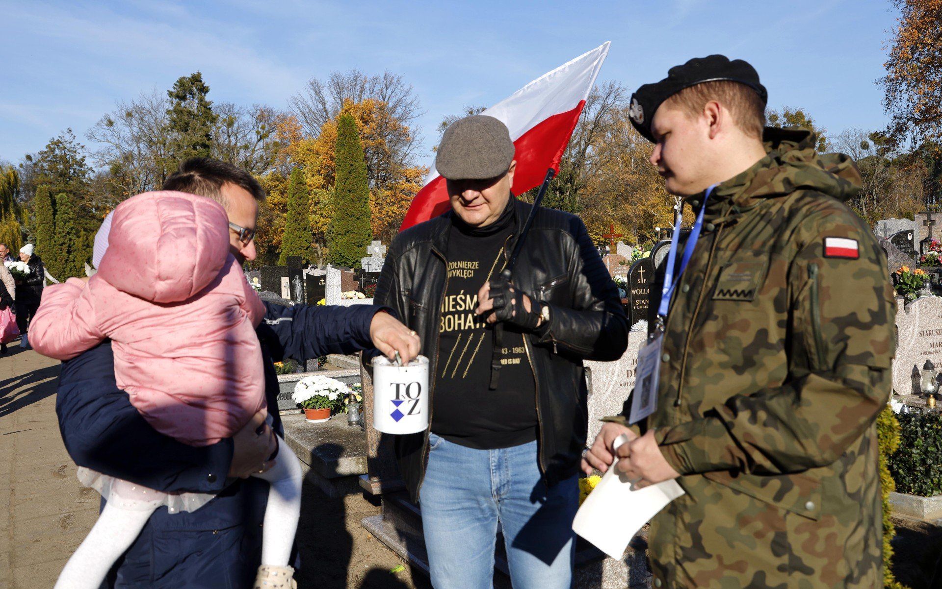 Około 100 wolontariuszy kwestowało na cmentarzu parafialnym w Grudziądzu 1 i 2 listopada 2025