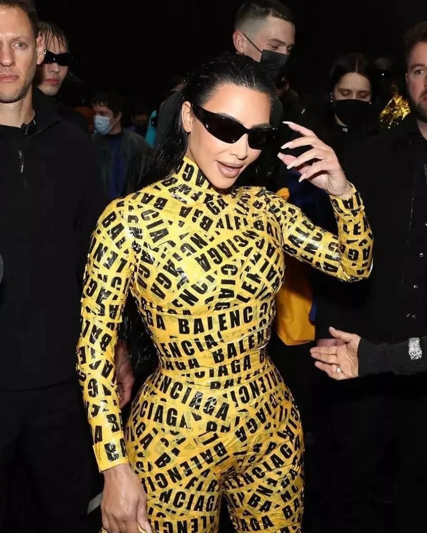 Kim Kardashian owinięta taśmą