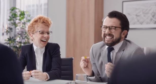 Dorośli o dziecięcych głosach w reklamie żelek Haribo (wideo)