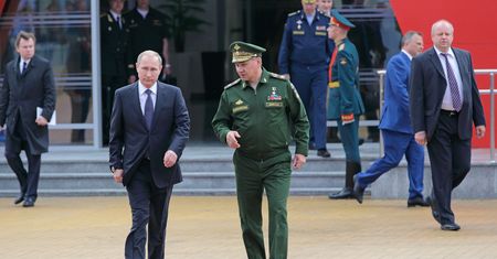 W czym tkwi sekret sztywnej ręki Władimira Putina?