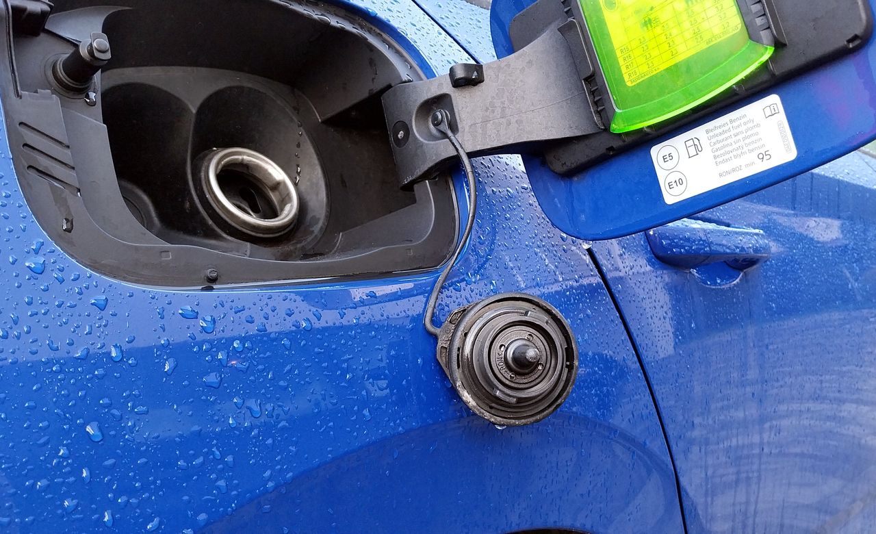 Średnia cena litra benzyny 95 to 6,51 zł, za benzynę 98 trzeba zapłacić 7,09 zł. 