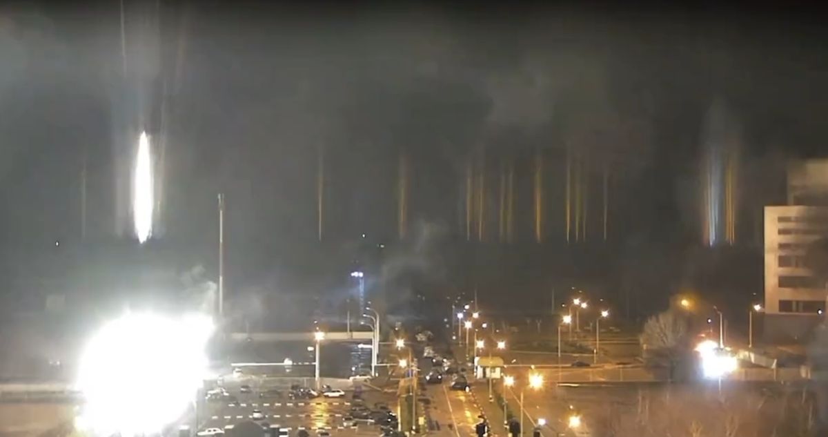 Pożar na terenie Zaporoskiej Elektrowni Jądrowej. Kadr z wideo zamieszczonego na Twitterze