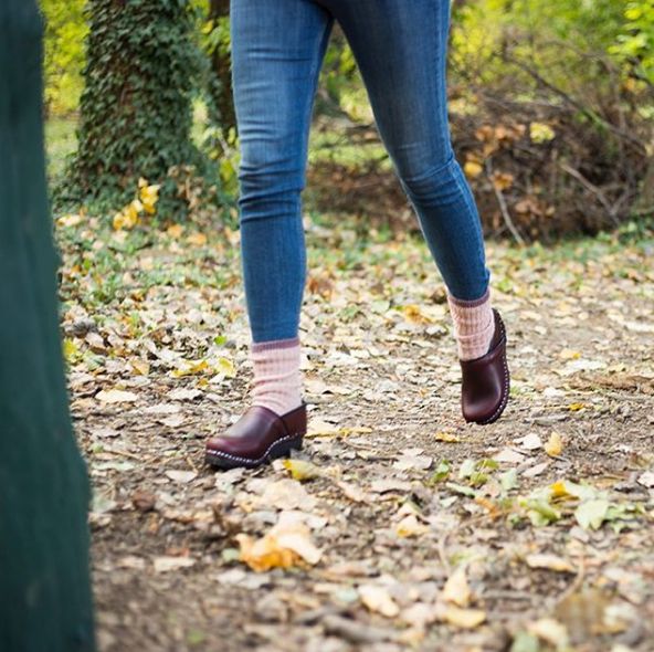 (Instagram.com/troentorpclogs) Naukowcy doszli do wniosku, że winę za stan stóp odnalezionych szkieletów ponoszą drewniaki, które nie łagodzą odpowiednio wstrząsów i ograniczają naturalny ruch stopy