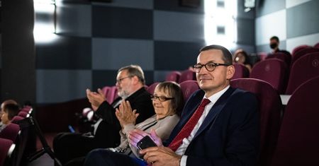 Koronawirus w Polsce. Mateusz Morawiecki poszedł do kina bez maseczki. Kilka godzin wcześniej apelował o dyscyplinę