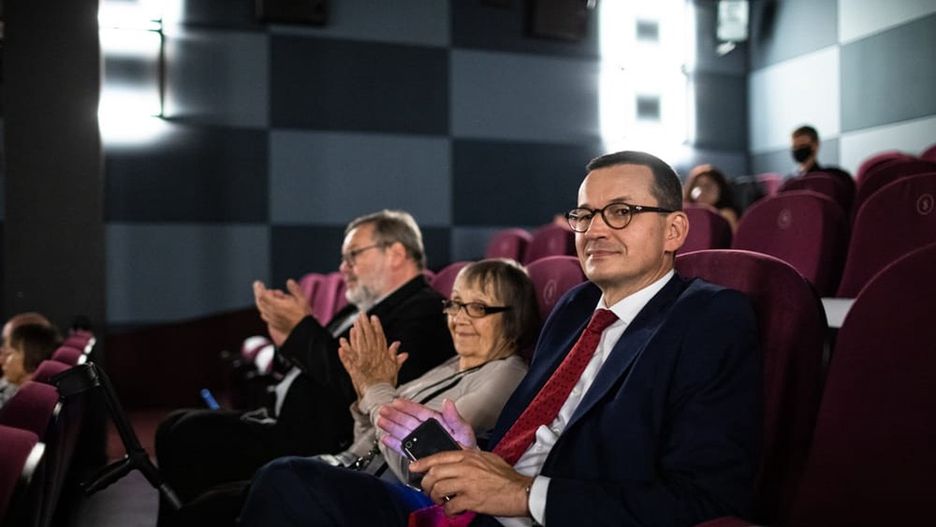 Koronawirus w Polsce. Mateusz Morawiecki krytykowany za brak maseczki