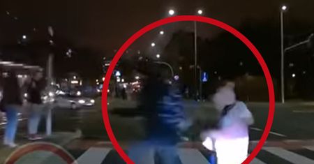 Nagle wbiegła przed maskę. Pociągnęła za sobą dziecko
