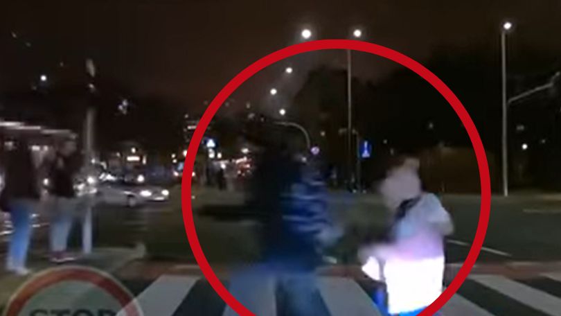 Kobieta z dzieckiem wbiega na czerwonym świetle przejście dla pieszych.