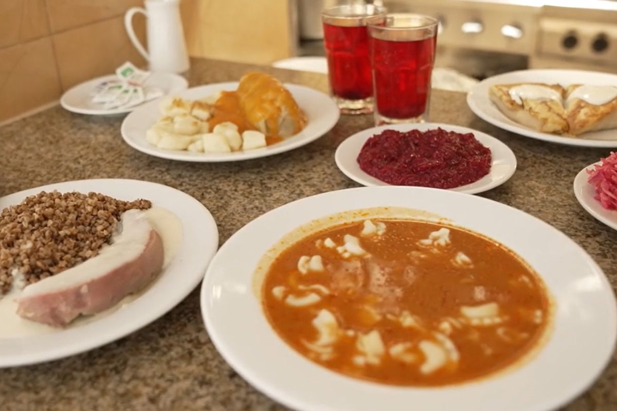 Wydawka dań w barze Bambino