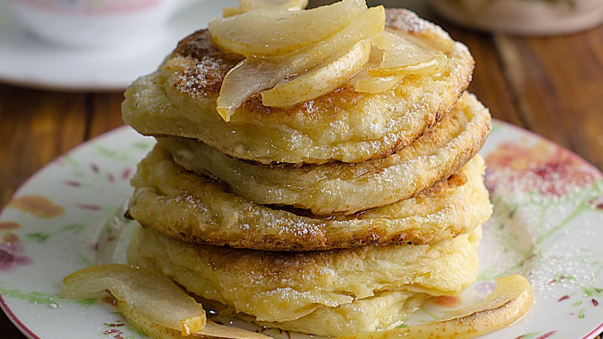 Puszyste placuszki z dodatkiem gruszki