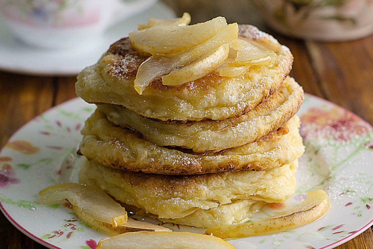 Puszyste placuszki z dodatkiem gruszki