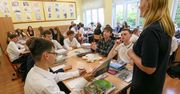 "Z biedy w nędzę". Tyle zarabia woźny, a tyle nauczyciel