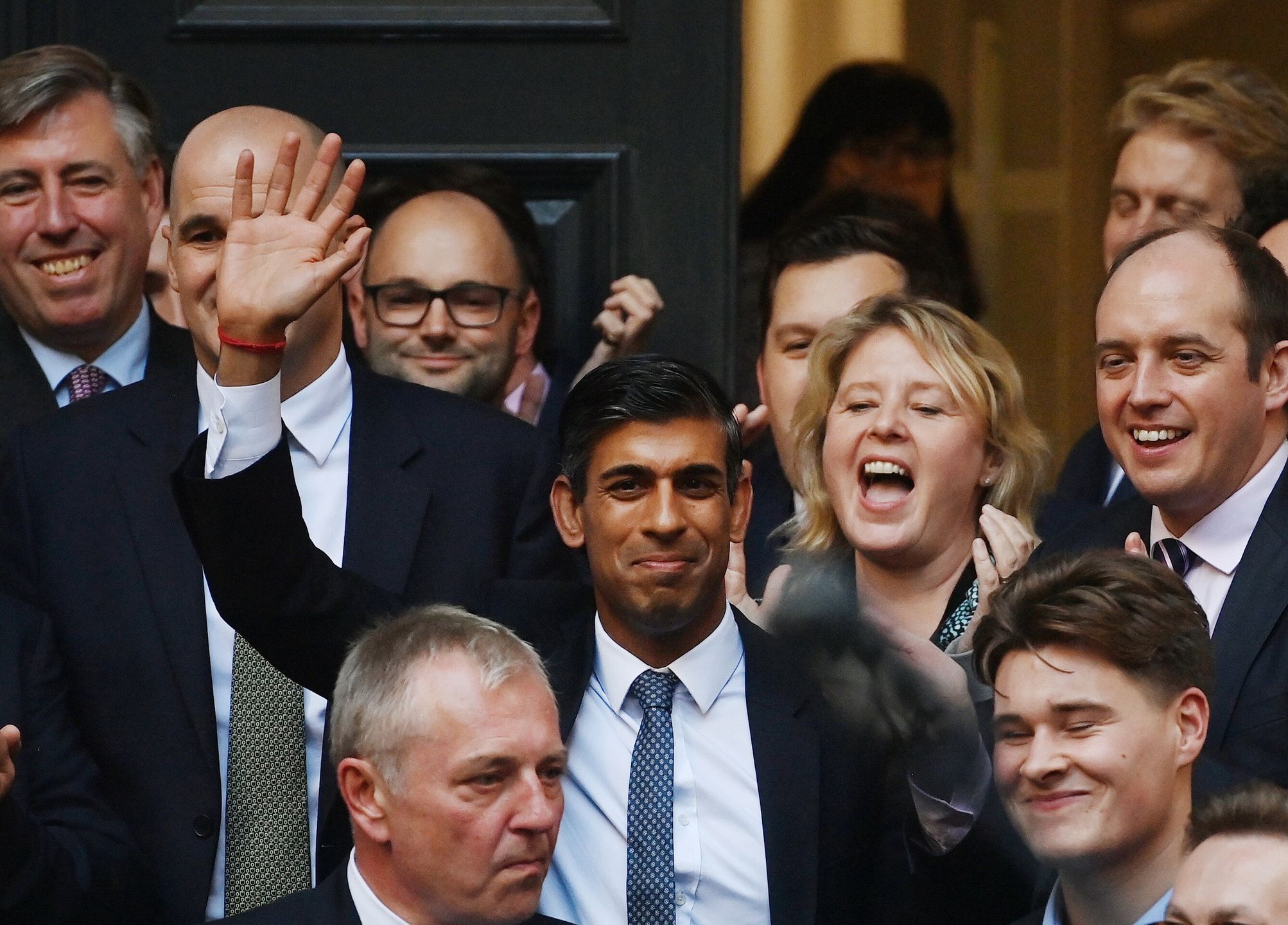 Rishi Sunak new leader of the Conservative Partyepa10263113 Former British Chancellor of the Exchequer Rishi Sunak (C) waves as he arrives at the Conservative Central Office after it was announced by the Chair of the 1922 Committee that he will become the new leader of the Conservative party in London, Britain, 24 October 2022. Sunak will succeed Liz Truss as prime minister, after rival candidate Mordaunt withdrew from the party leadership contest.  EPA/ANDY RAIN Dostawca: PAP/EPA.ANDY RAIN