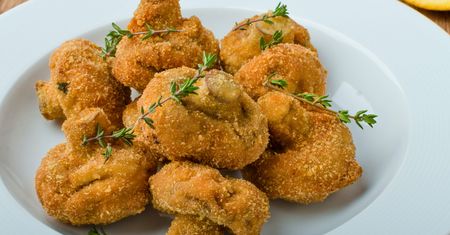 Pieczarki zanurzam w cieście z tym dodatkiem. Wszyscy goście chwalą