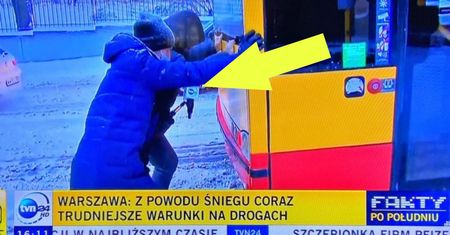 Wideo hitem sieci. Reporter TVN24 pcha autobus