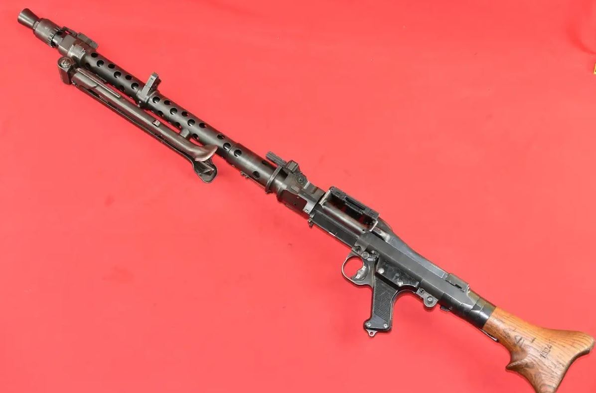 Uniwersalny karabin maszynowy MG34 wyprodukowany przez zakłady CZ Brno w 1945 roku.