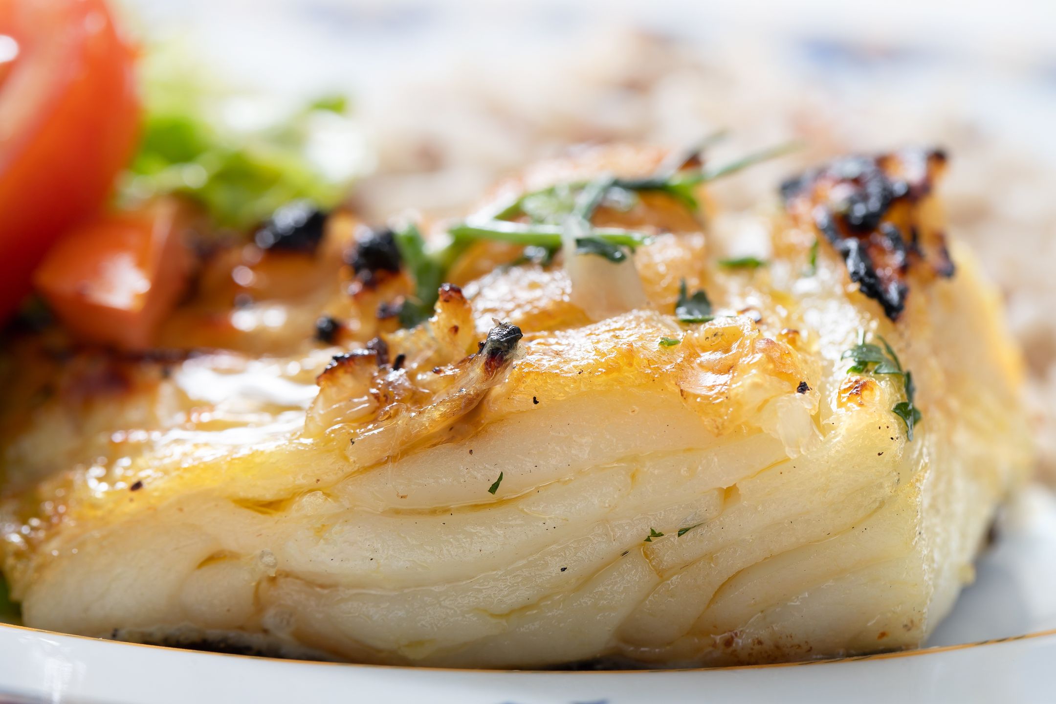 Dorsz z mozzarellą i pomidorem to pomysł na lekkie, pyszne danie