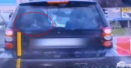Mogło dojść do tragedii. Za tylną szybą smarta policjanci zauważyli coś niepokojącego