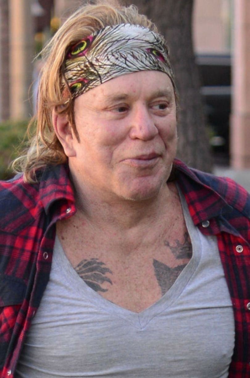 Mickey Rourke w "rockowej" stylizacji maszeruje na lunch w Beverly Hills