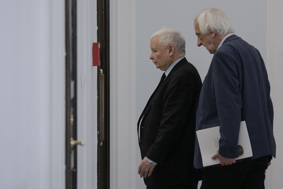 W rozmowie z PAP szef klubu PiS, odnosząc się do informacji, że prezes Kaczyński przerwał objazd po kraju, oświadczył: - Nie przerwał